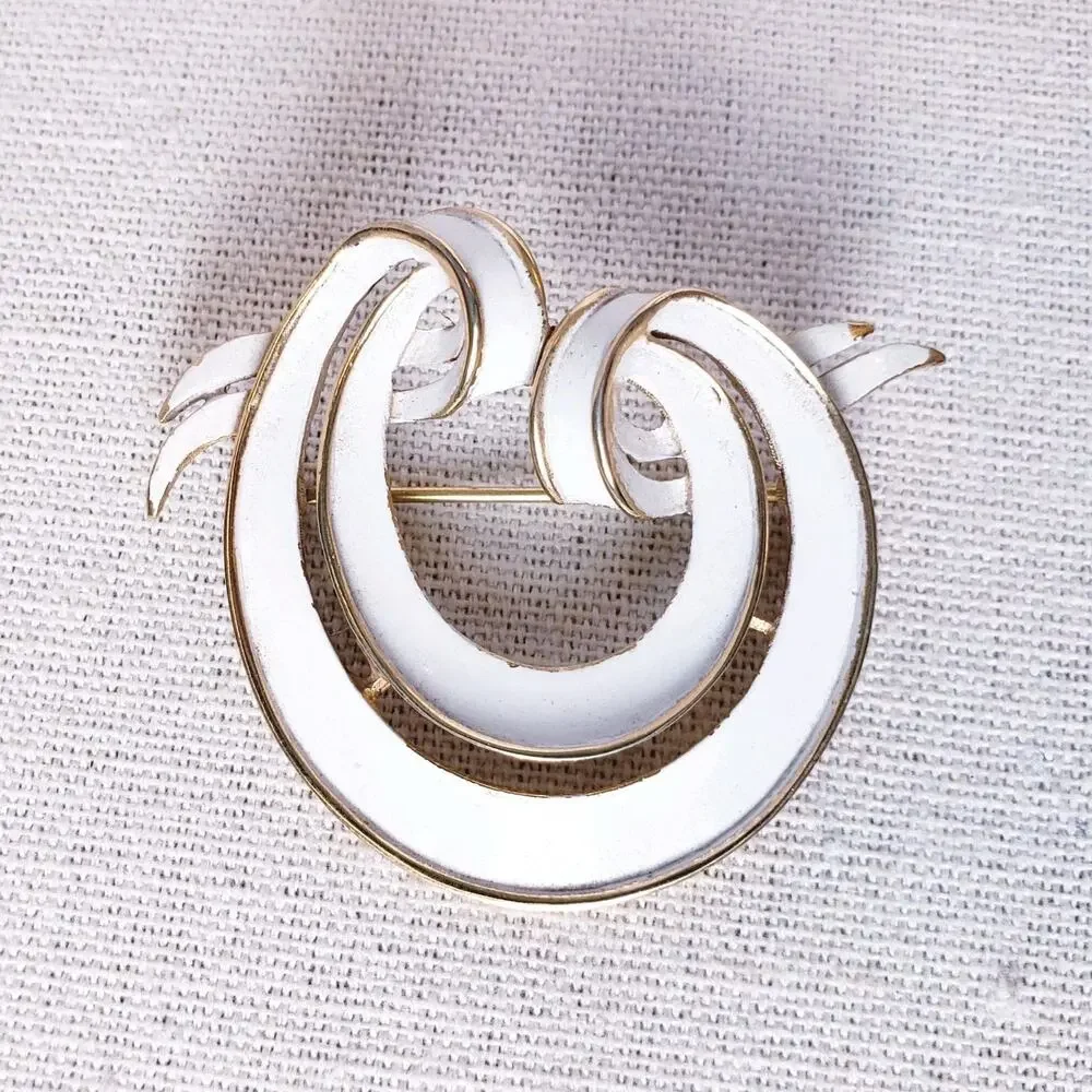 Vintage Crown Trifari White Enamel Gold Tone‎ Swirl Circular Brooch 1.5
